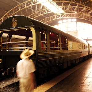 Der Orient Express fährt in einen Bahnhof ein.