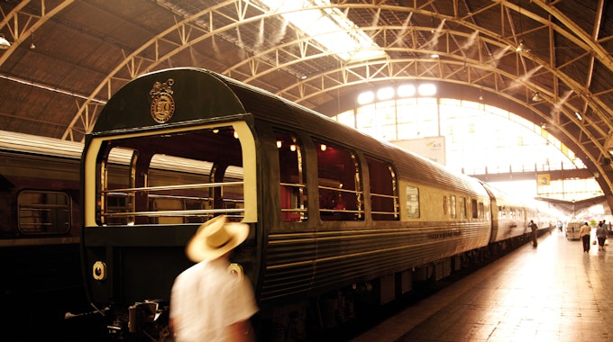 Der Orient Express fährt in einen Bahnhof ein.