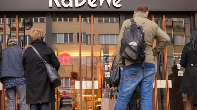 Besucher warten auf die Öffnung des KaDeWe (Kaufhaus des Westens) in Berlin. Der bekannte Schriftzug prangert in weißen Buchstaben über dem Eingang.