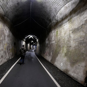 Ein Mann geht durch den Hohenhainer Tunnel, der sich in der Nähe des Fundorts des getöteten Mädchens Luise befindet.