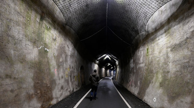 Ein Mann geht durch den Hohenhainer Tunnel, der sich in der Nähe des Fundorts des getöteten Mädchens Luise befindet.