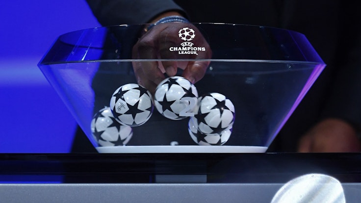 Loskugeln in der Champions League werden im Lostopf durchgemischt.
