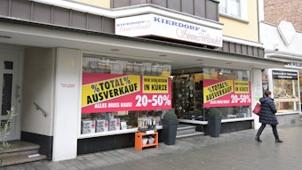 Die Schaufenster der Filiale von „Sinneswandel“ in der Bergisch Gladbacher Innenstadt sind mit „Total Ausverkauf“ beklebt.