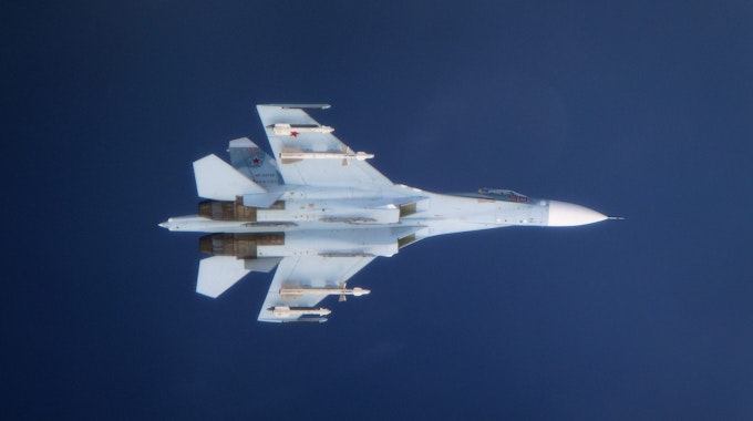Das Archivbild (2016) zeigt einen russischen Kampfjet vom Typ Su-27.