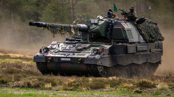 Niedersachsen, Munster: Eine Panzerhaubitze 2000 der Bundeswehr  während einer Übung.