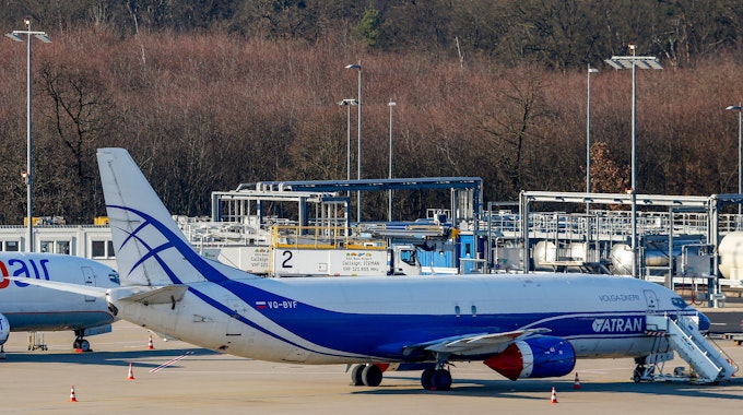 Eine Maschine der russischen Frachtfluggesellschaft Atran steht auf dem Flughafen Köln/Bonn.&nbsp;