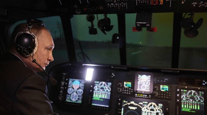 Wladimir Putin versucht sich bei seinem Besuch im Hubschrauberwerk in Ulan-Ude in einem Simulator. Der russische Präsident äußerte sich auch zu den Nord-Stream-Explosionen.