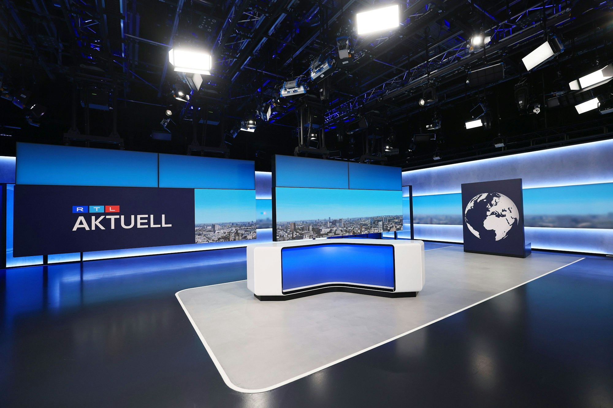 Blick ins „RTL Aktuell“-Studio: Am Dienstagabend wird der Sender sein Programm umstellen.