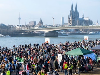 Hunderte Menschen stehen bei einem Streik an der Deutzer Werft in Köln.