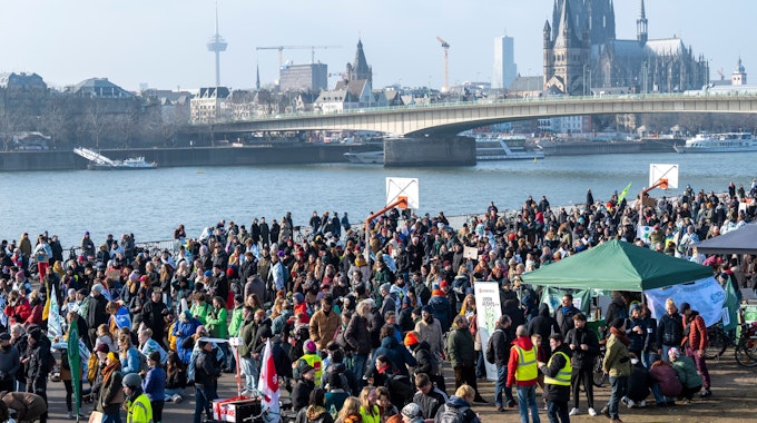 Hunderte Menschen stehen bei einem Streik an der Deutzer Werft in Köln.