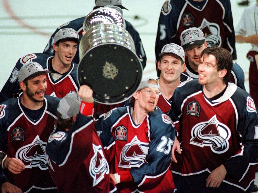 Uwe Krupp feiert mit seinem Team den Gewinn der Stanley Cup 1996.