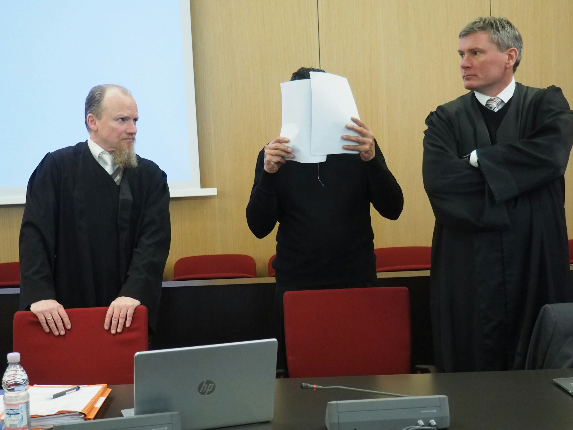 Himal M. mit seinem Ver­tei­di­ger vor Gericht.