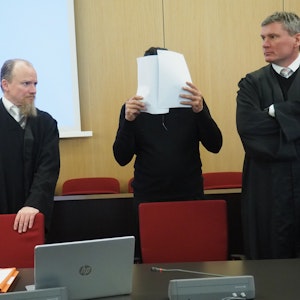 Himal M. mit seinem Verteidiger vor Gericht.