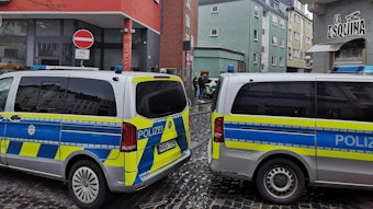 Polizeiwagen stehen auf der Severinstraße.