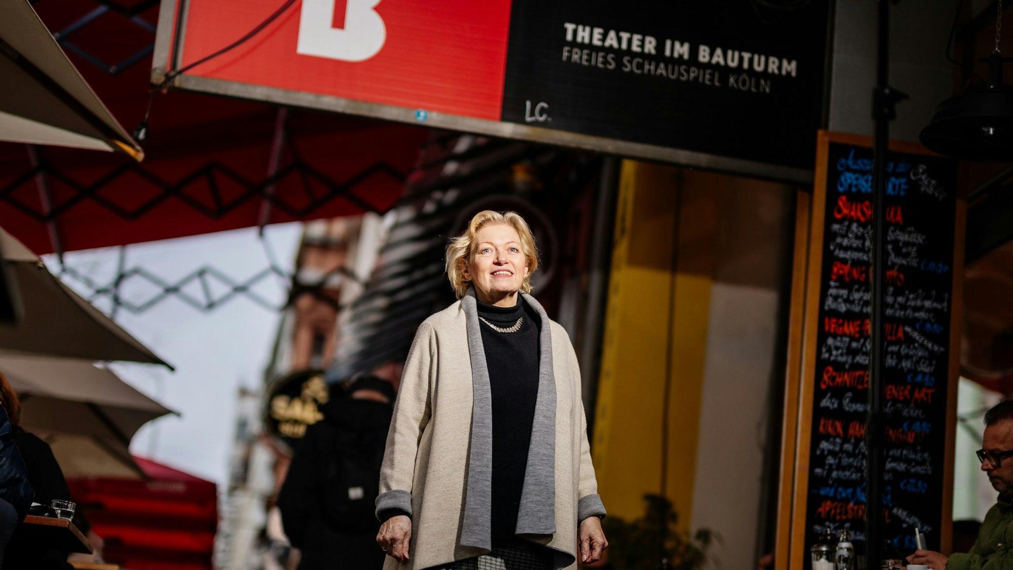 Die Kölnerin Dorothea R. steht vor dem Theater im Bauturm. Sie bezieht Tickets über die Kölner Kulturliste.