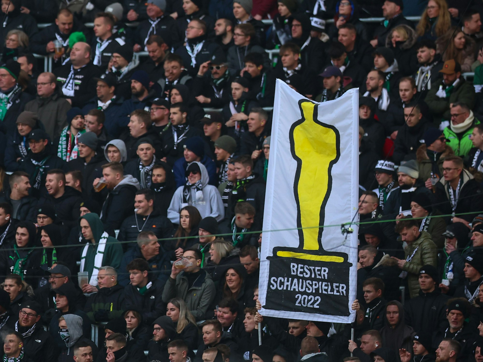 Gladbachs Fans halten ein Schmähplakat gegen Leipzigs Sportdirektor Max Eberl in die Höhe.