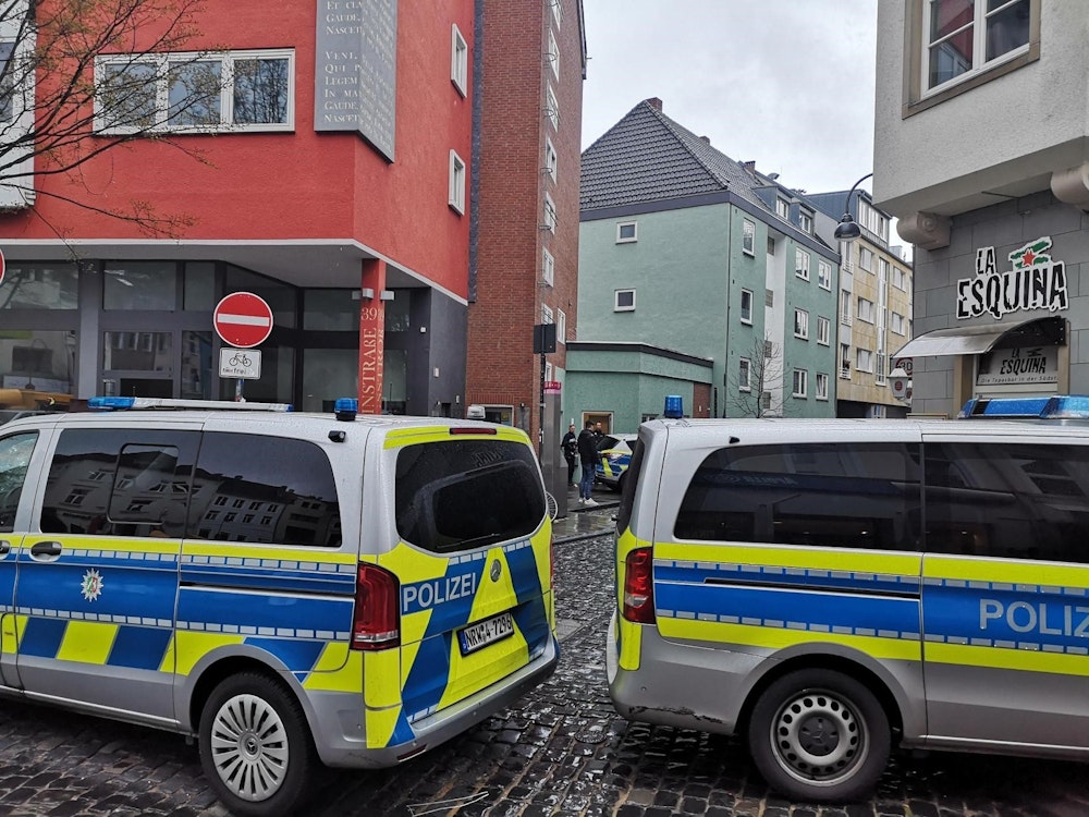 Polizeifahrzeuge stehen an einem Einsatzort in der Kölner Südstadt.