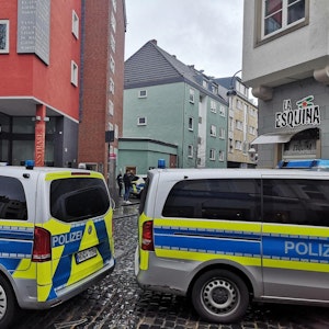 Polizeifahrzeuge stehen an einem Einsatzort in der Kölner Südstadt.