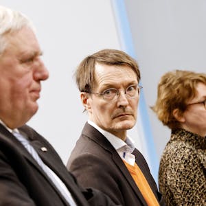 Karl-Josef Laumann (CDU) und Karl Lauterbach (SPD) sind sich bei der Krankenhausreform nicht einig. (Archivbild)