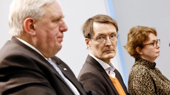 Karl-Josef Laumann (CDU) und Karl Lauterbach (SPD) sind sich bei der Krankenhausreform nicht einig. (Archivbild)
