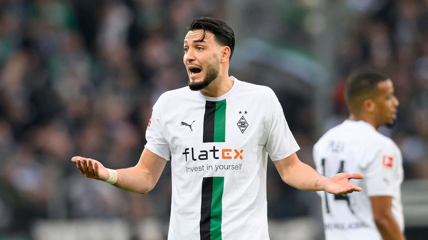 Ramy Bensebaini reagiert mit einem fragenden Blick auf seinen Platzverweis im Bundesliga-Spiel von Borussia Mönchengladbach gegen den SC Freiburg am 4. März 2023.