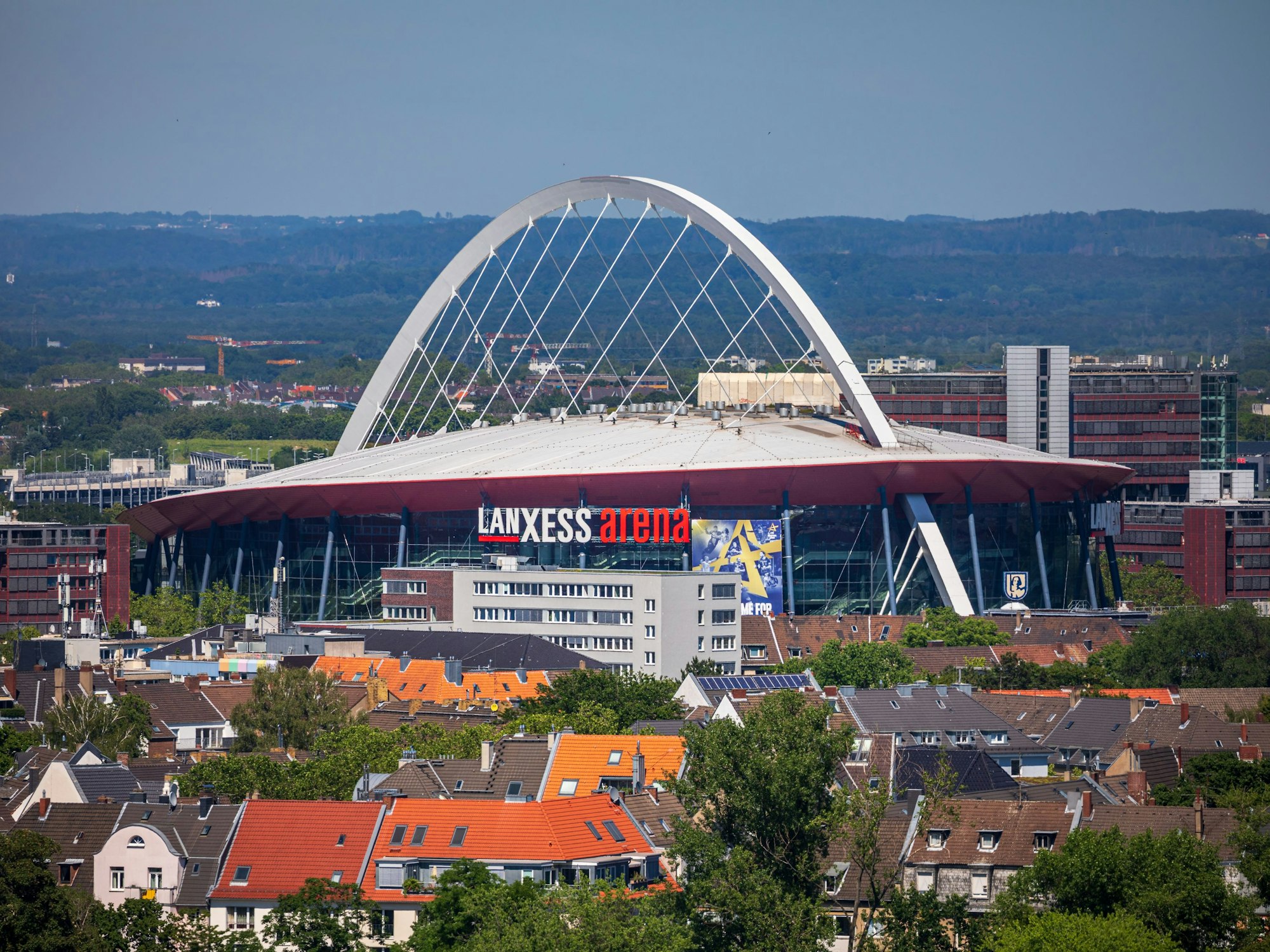 Die Lanxess-Arena, früher als Kölnarena bezeichnet, ist inmitten des Stadtteils Deutz zu sehen.