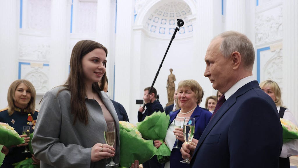 Wladimir Putin bei einer Zeremonie zum Internationalen Frauentag in Moskau: Russland soll nun auch verurteilte Frauen in den Krieg schicken.