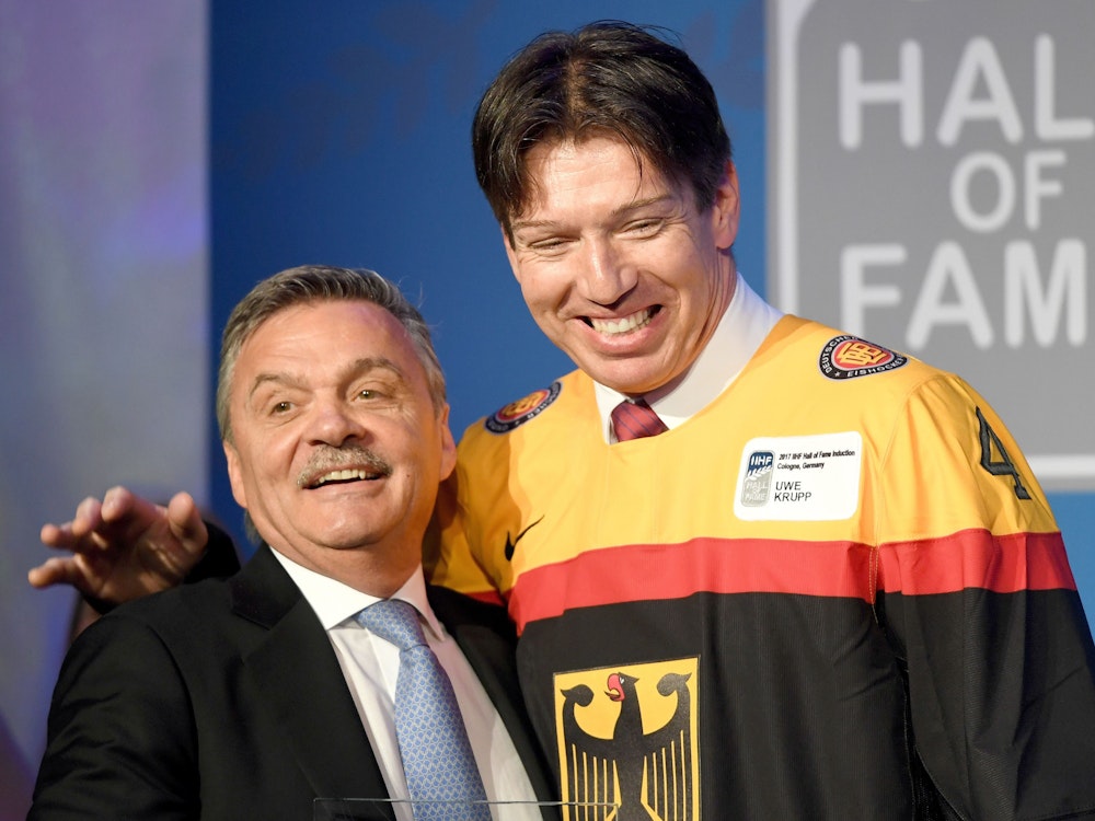 Uwe Krupp umarmt den IIHF-Präsidenten René Fasel am 21.05.2017 in Köln.