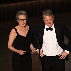 Die US-Schauspielerin Andie MacDowell (l.) und der englische Schauspieler Hugh Grant sprechen auf der Bühne während der 95. jährlichen Oscar-Verleihung im Dolby Theatre in Hollywood, Kalifornien, am 12. März 2023.