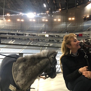Sylvie Willms tritt mit ihren Pferden in der Lanxess-Arena auf.
