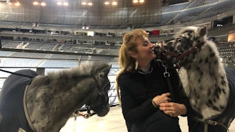 Sylvie Willms tritt mit ihren Pferden in der Lanxess-Arena auf.