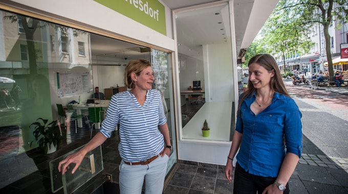 Vor dem Stadtteilbüro Wiesdorf stehen Silke de Roode und Stefanie Zanger&nbsp;
