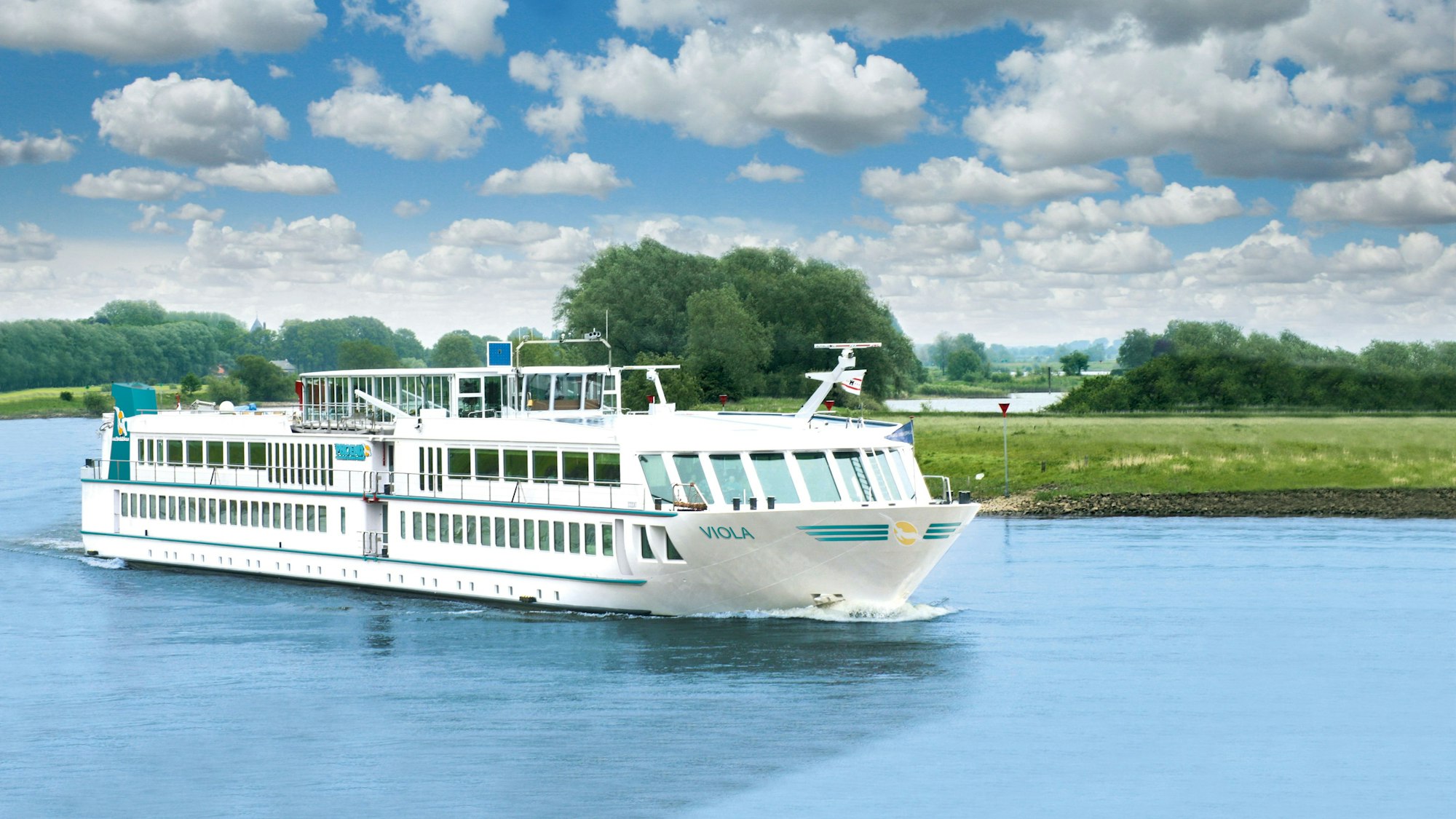 Das Flusskreuzfahrtschiff MS Viola fährt auf dem Rhein.