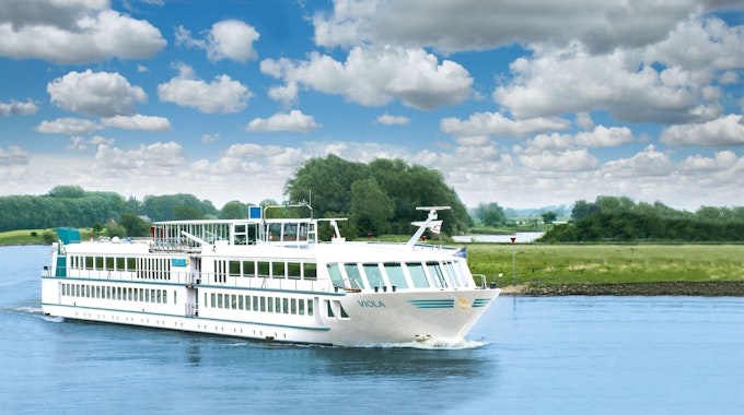 Das Flusskreuzfahrtschiff MS Viola fährt auf dem Rhein.