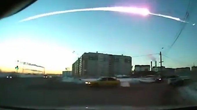 Große Asteroiden-Treffer sind keine Seltenheit, das zeigt das Beispiel in „Tscheljabinsk“: Vor 10 Jahren, im Februar 2013, explodierte ein Asteroid über der Großstadt. Es gab Panik und viele Verletzte. Die Aufnahme, entstanden aus einer Dashboard-Kamera, zeigt den Schweif des knapp 20 Meter großen Asteroiden über der Stadt.