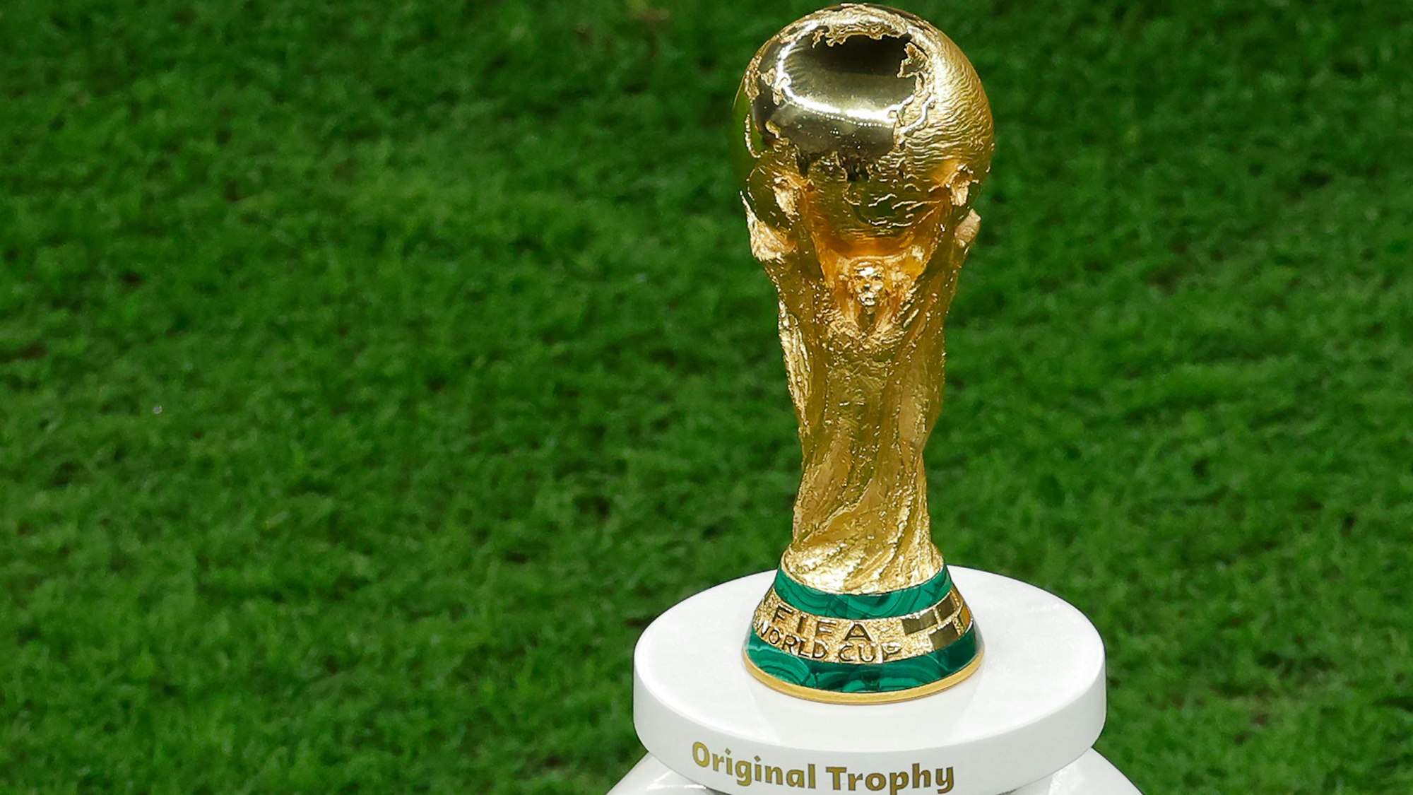 Der WM-Pokal steht vor dem Finale der Fußball-Weltmeisterschaft auf einem Podest.