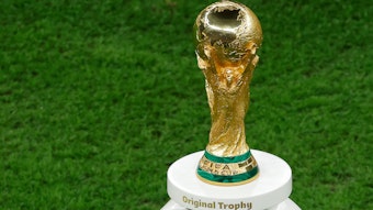 Der WM-Pokal steht vor dem Finale der Fußball-Weltmeisterschaft auf einem Podest.