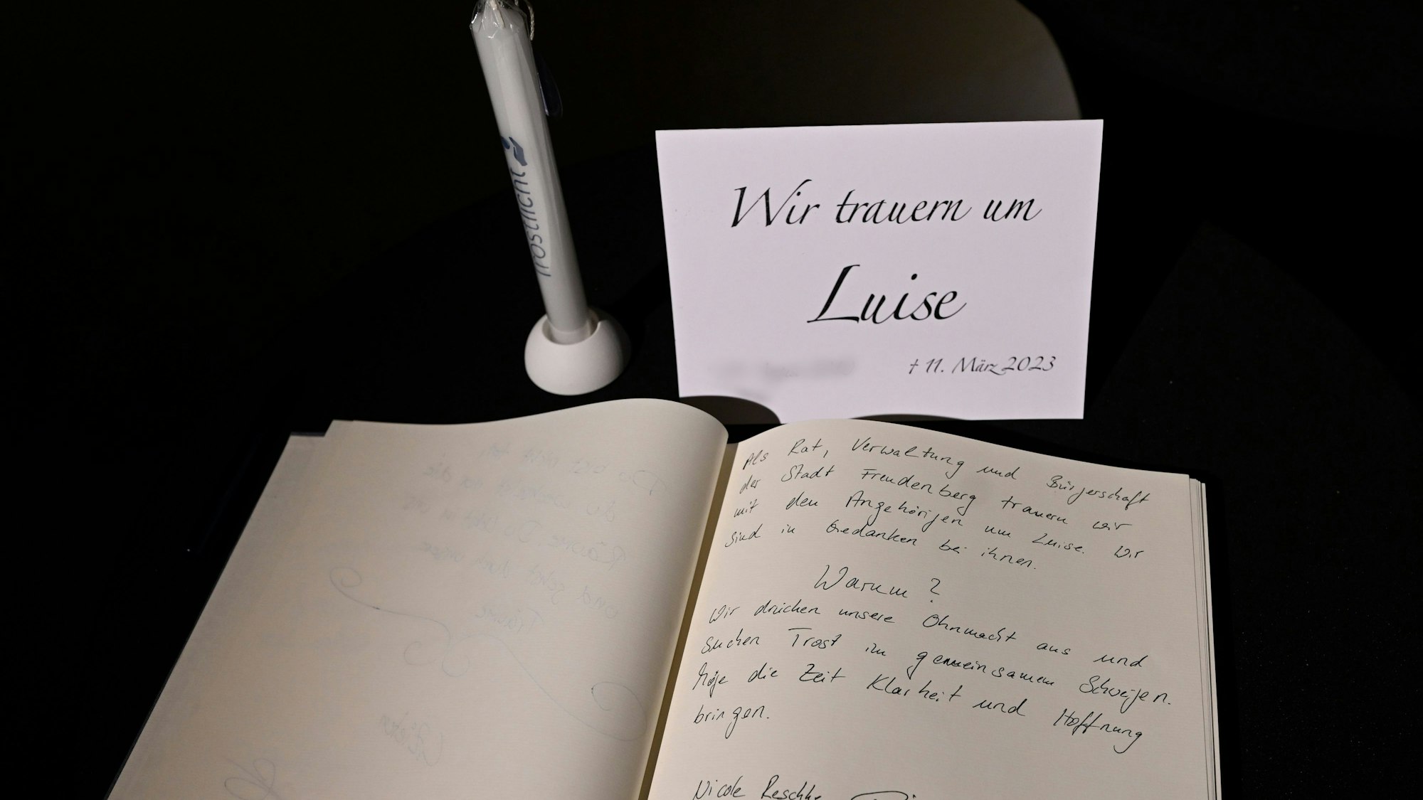 In der evangelischen Kirche von Freudenberg liegt ein Kondolenzbuch für das getötete Mädchen Luise aus, in das sich Bürger einschreiben.