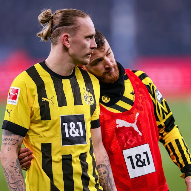 Marius Wolf und Salih Özcan nach dem Spiel auf Schalke.