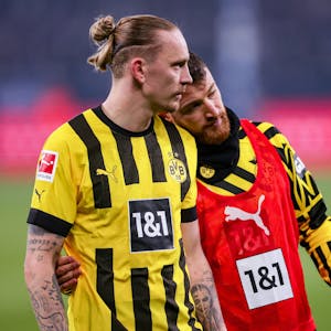 Marius Wolf und Salih Özcan nach dem Spiel auf Schalke.