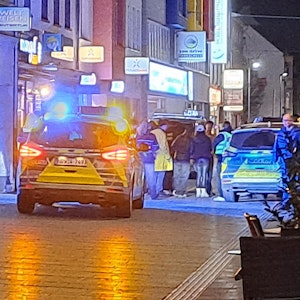 Polizei-Einsatz auf der Hauptstraße in Bergisch Gladbach in der Dunkelheit.