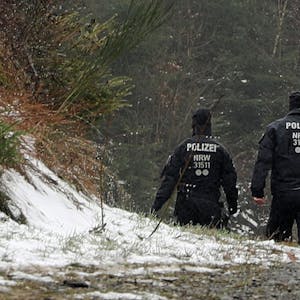 Freudenberg: Zwei Polizisten stehen in der Nähe des Fundorts einer Leiche.