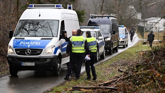 Freudenberg: Polizisten suchen am Fundort des getöteten Mädchens Luise nach weiteren Hinweisen. Bei der Obduktion der Leiche sind zahlreiche Messerstiche festgestellt worden.
