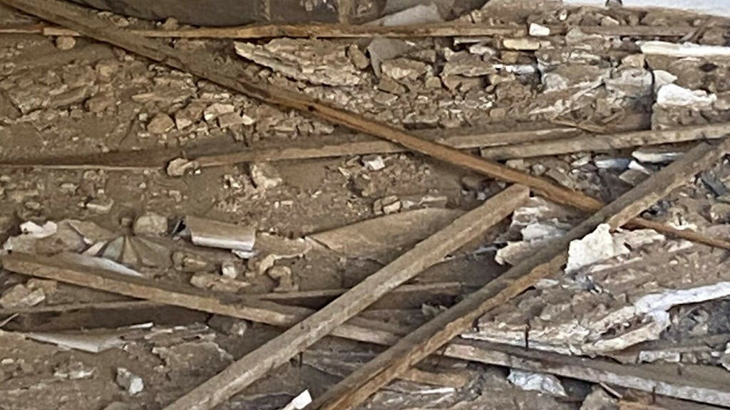 Sprenggranate liegt auf einer Baustelle in Frechen auf dem Boden zwischen Schutt.