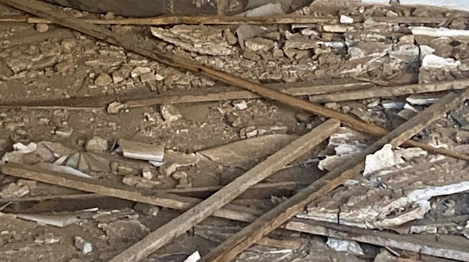 Sprenggranate liegt auf einer Baustelle in Frechen auf dem Boden zwischen Schutt.