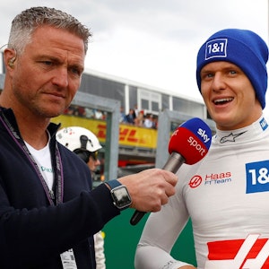 Ralf Schumacher und Neffe Mick am 23. April 2022 am Rande des Formel-1-Rennens in Imola im Gespräch.