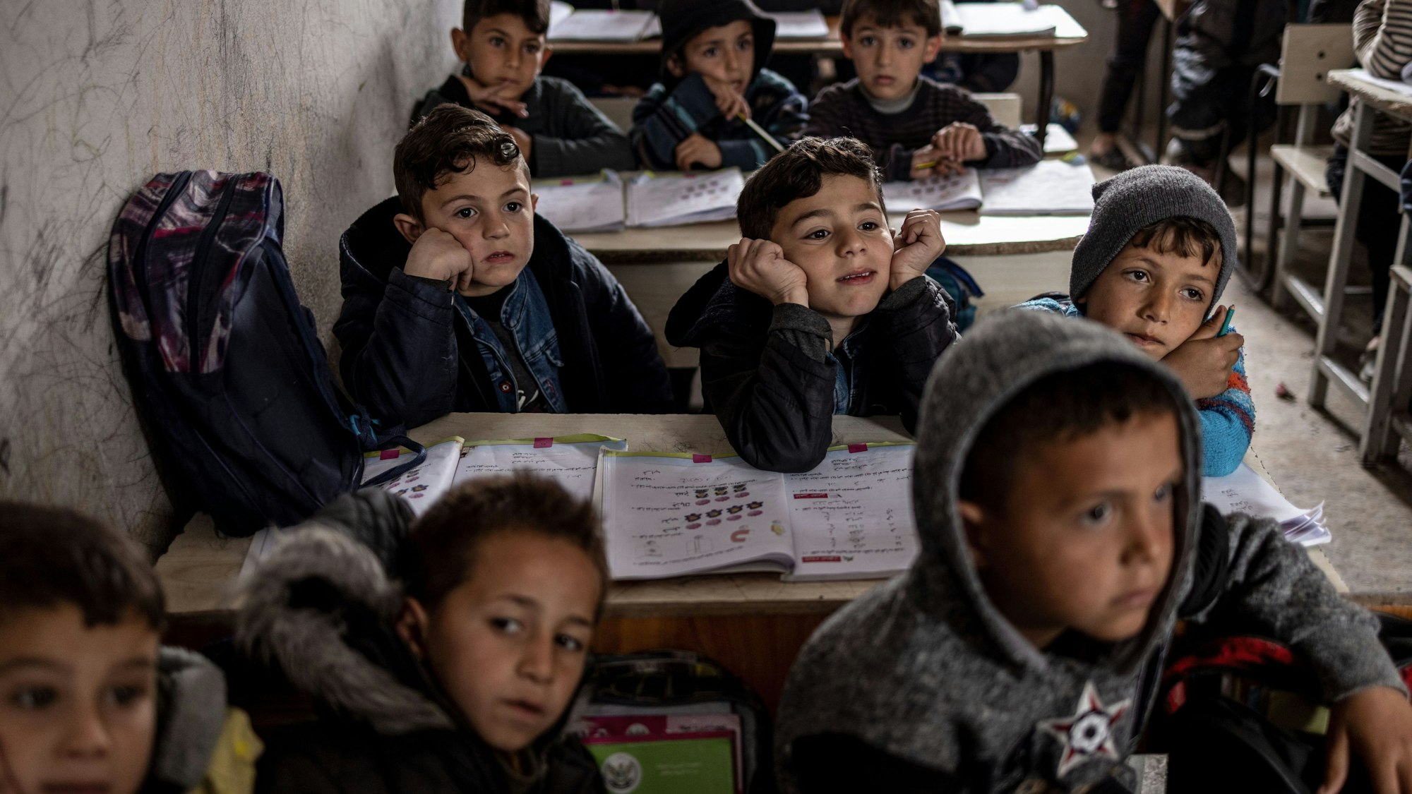 Syrien, Mashhad Ruhin: Syrische Kinder, meist Waisen, besuchen den Unterricht in der Schule des Lagers Mashhad Ruhin.