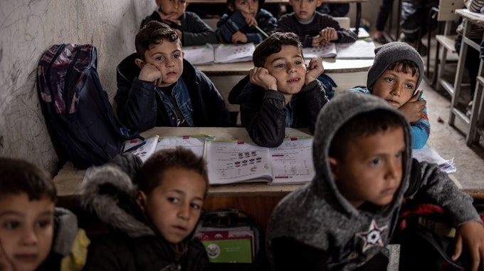 Syrien, Mashhad Ruhin: Syrische Kinder, meist Waisen, besuchen den Unterricht in der Schule des Lagers Mashhad Ruhin.&nbsp;