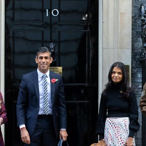 Der britische Premierminister Rishi Sunak und seine Frau Akshata Murty stehen vor der 10 Downing Street.