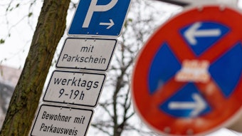 Schilder mit der Aufschrift «Parken», «mit Parkschein», «werktags 9-19 h», «Bewohner mit Parkausweis» stehen hinter einem Schild, das auf ein absolutes Halteverbot hinweist.